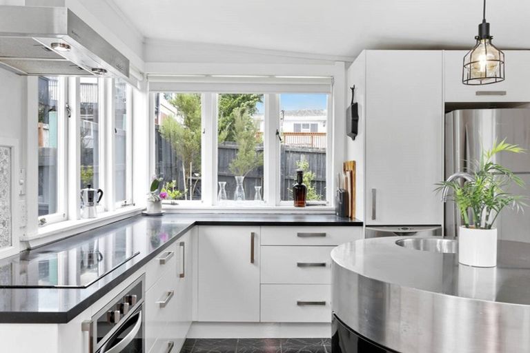 Photo of property in 4 Bowers Road, Glen Eden, Auckland, 0602