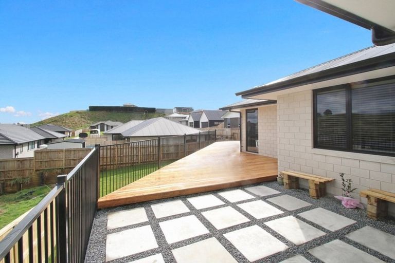 Photo of property in 16 Ballintoy Park Drive, Welcome Bay, Tauranga, 3175