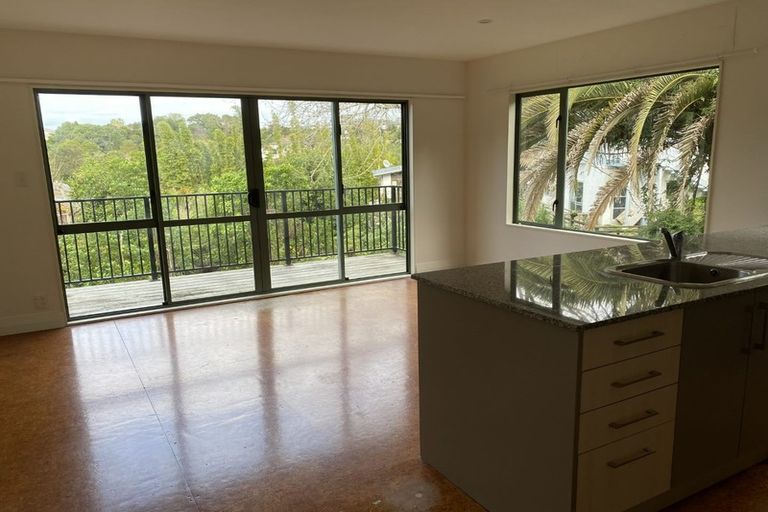 Photo of property in 17 Barker Rise, Northcross, Auckland, 0632