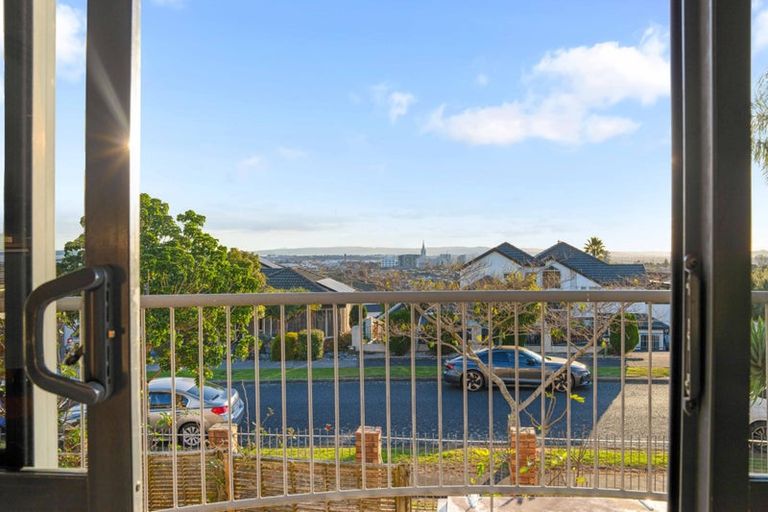 Photo of property in 18 Ribbonwood Crescent, Goodwood Heights, Auckland, 2105