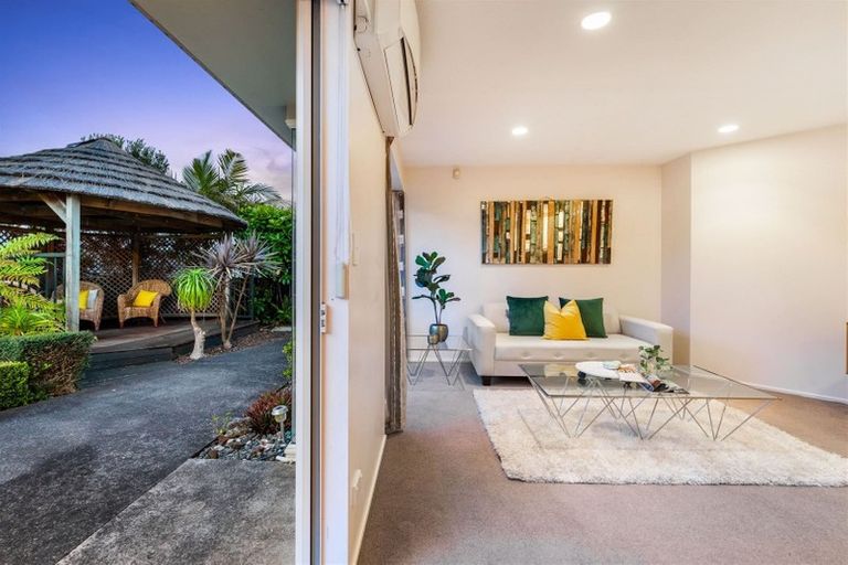 Photo of property in 10 Kerlin Crescent, West Harbour, Auckland, 0618
