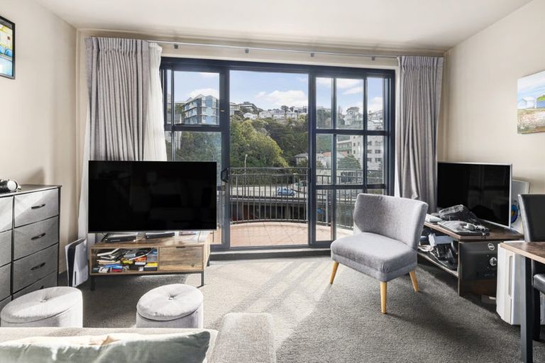 Photo of property in Atrium Towers, 5p/154 The Terrace, Wellington Central, Wellington, 6011