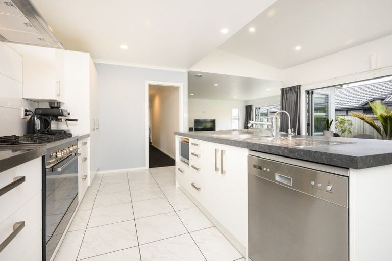 Photo of property in 17 Lorenzo Place, Kelvin Grove, Palmerston North, 4414