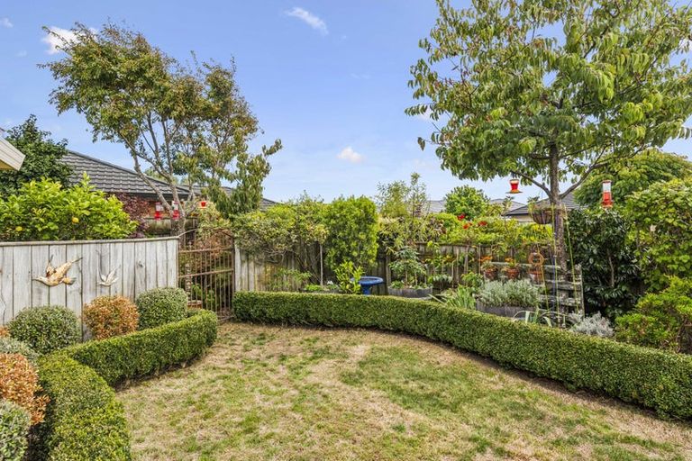 Photo of property in 35 Holcombe Drive, Paraparaumu, 5032