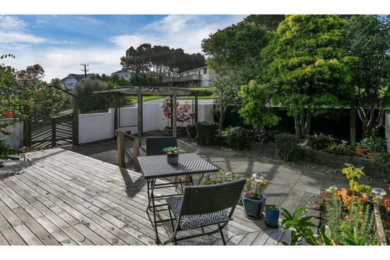Photo of property in 4 Chamberlain Road, Massey, Auckland, 0614