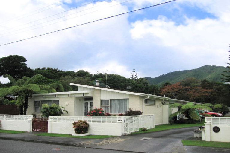 Photo of property in 13a Iti Grove, Waikanae, 5036