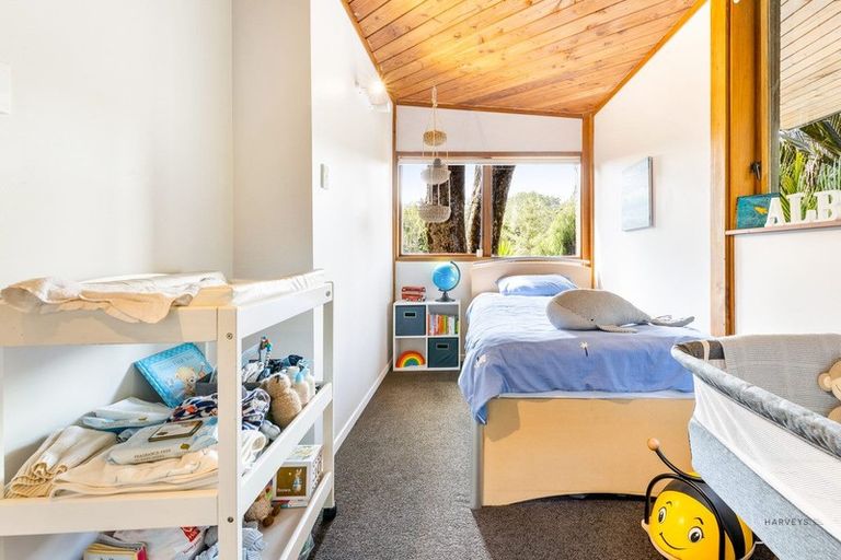 Photo of property in 24 Mahoe Road, Titirangi, Auckland, 0604