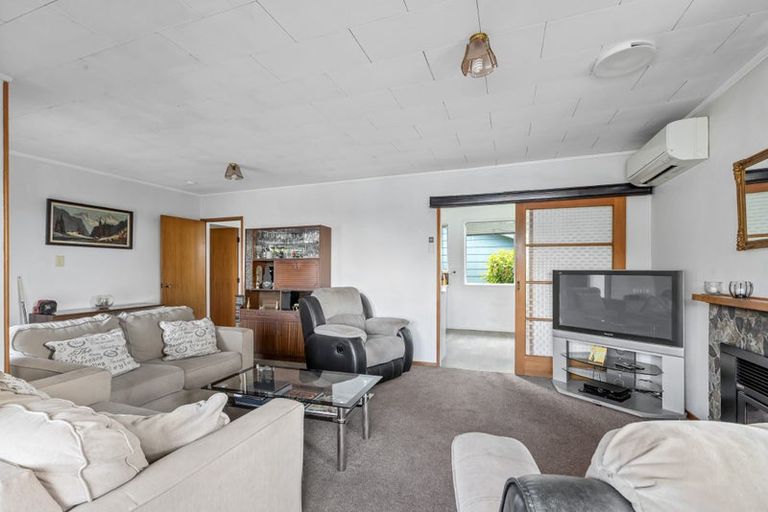 Photo of property in 46 Easton Park Parade, Glenfield, Auckland, 0629