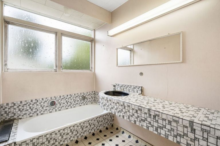 Photo of property in 13 Ennis Avenue, Pakuranga Heights, Auckland, 2010