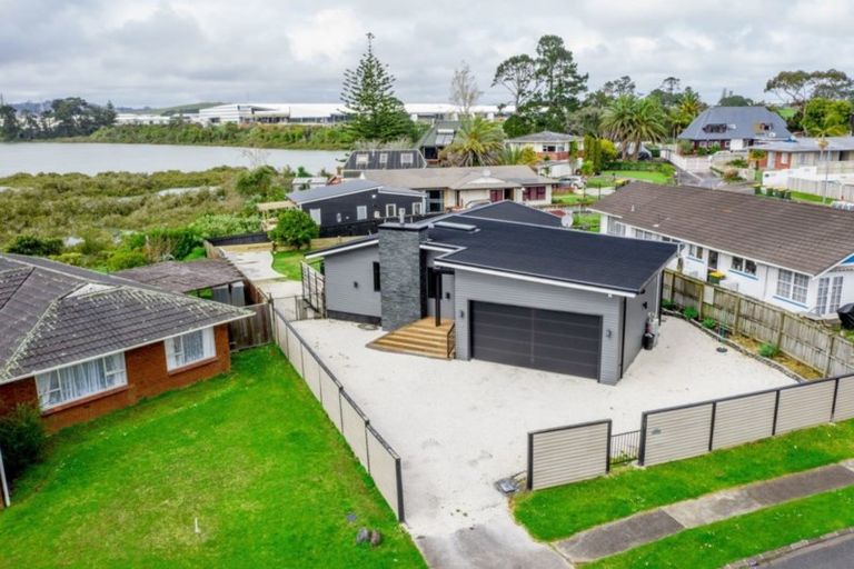 Photo of property in 147 Edgewater Drive, Pakuranga, Auckland, 2010