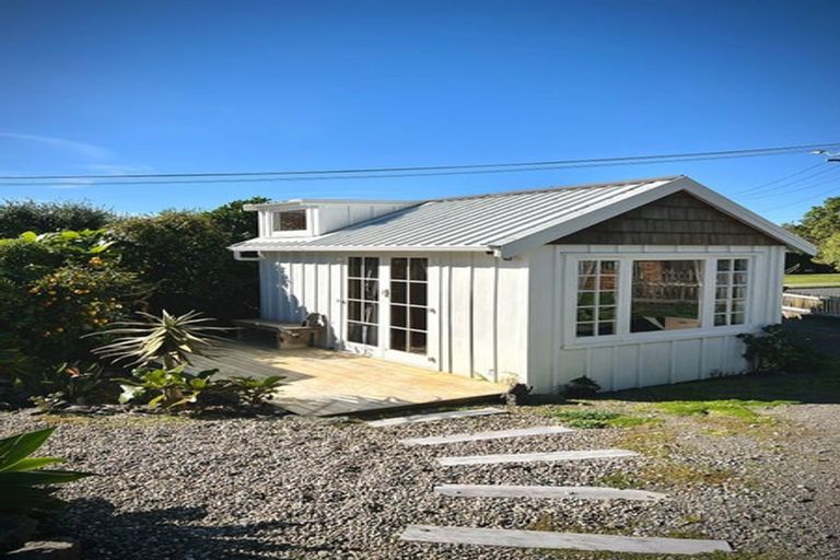 Photo of property in 20 Mcfarlane Street, Oakura, 4314