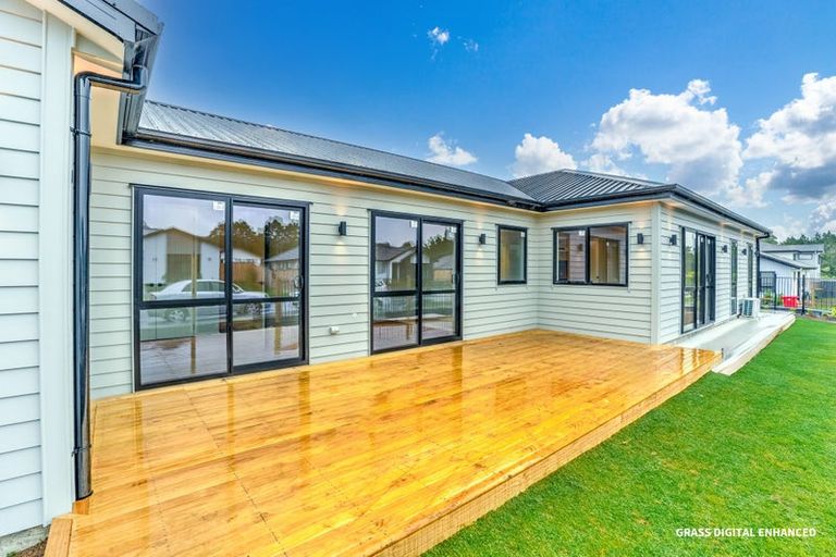 Photo of property in 11 Lewis Younie Road, Kumeu, 0810