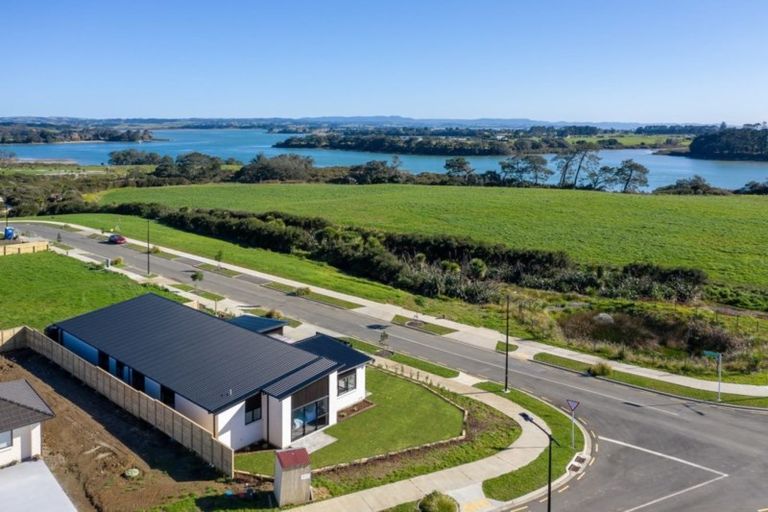 Photo of property in 31 Opouatu Avenue, Glenbrook, 2681