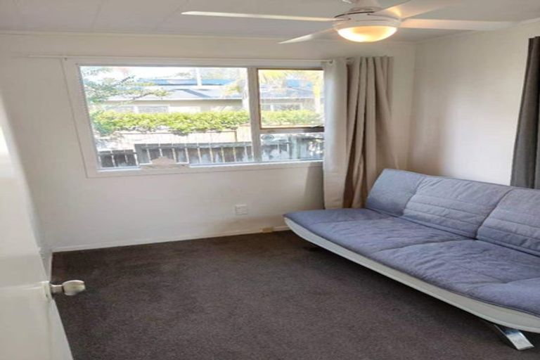 Photo of property in 30 Pipitea Place, Massey, Auckland, 0614