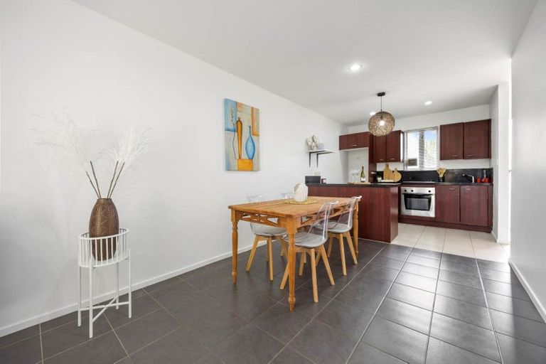 Photo of property in 8/85 Portage Road, New Lynn, Auckland, 0600