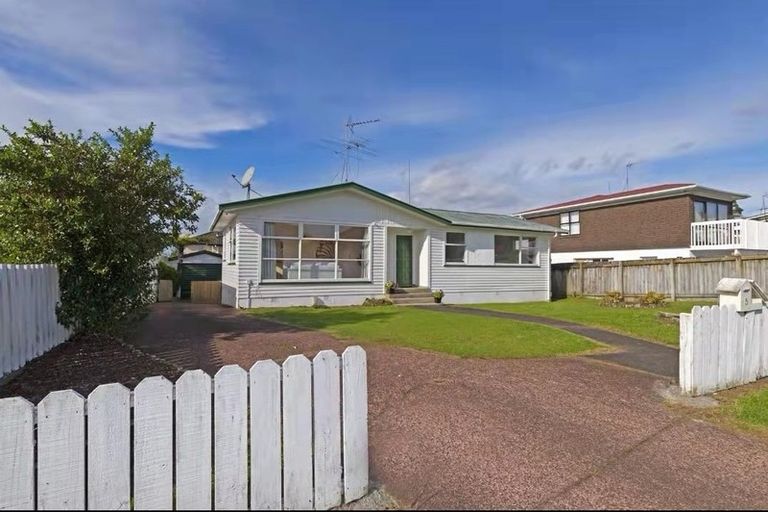 Photo of property in 5 Bodi Place, Te Atatu South, Auckland, 0610