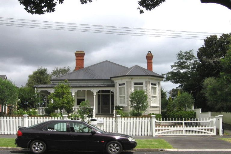 Photo of property in 1 First Avenue, Stanley Point, Auckland, 0624