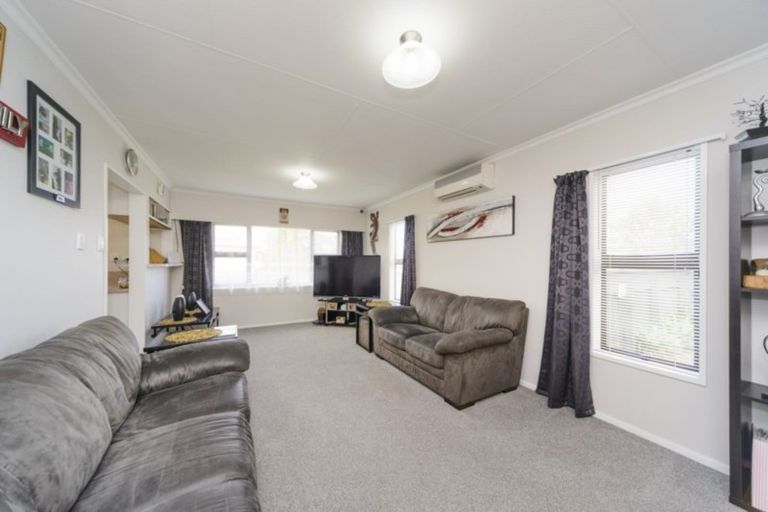 Photo of property in 1 Cohen Place, Milson, Palmerston North, 4414