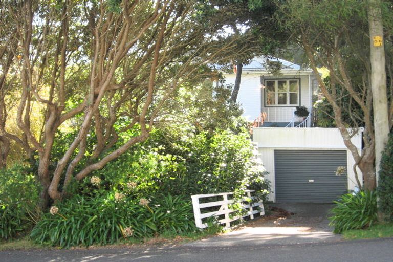 Photo of property in 17 Rona Street, Eastbourne, Lower Hutt, 5013