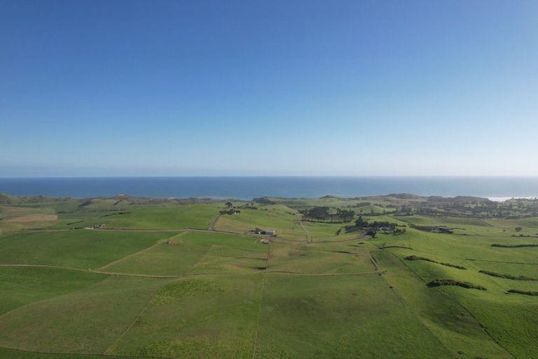 Photo of property in 177 Rehutai Road, Baylys Beach, 0377