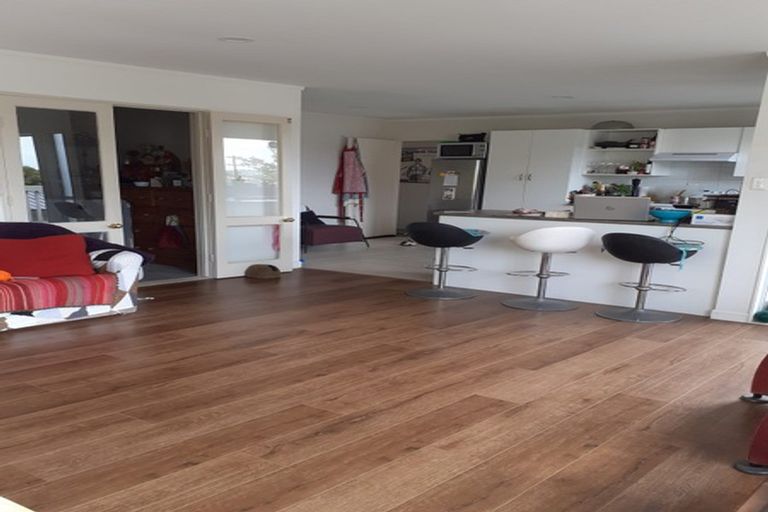 Photo of property in 1/9 Santiago Crescent, Unsworth Heights, Auckland, 0632