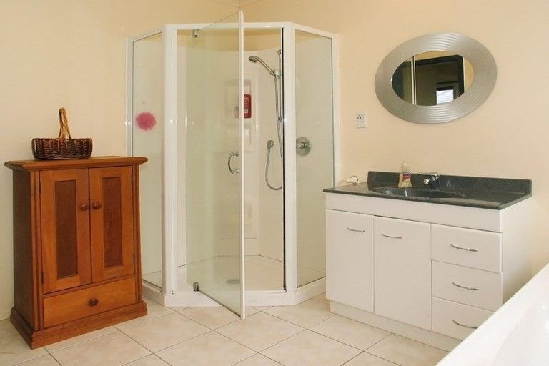 Photo of property in 39 Dress Circle, Newlands, Wellington, 6037