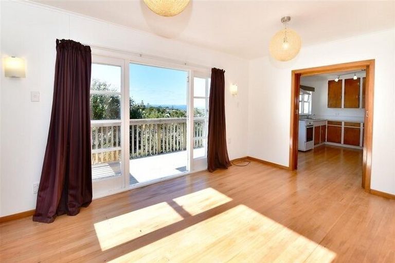 Photo of property in 12 Barker Rise, Northcross, Auckland, 0632