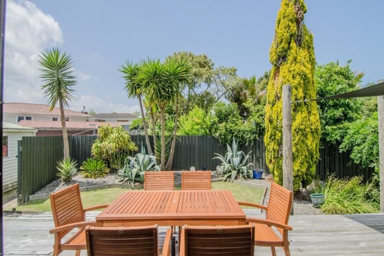 Photo of property in 8 Dolan Place, New Lynn, Auckland, 0600