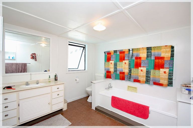 Photo of property in 22 Andresen Street, Foxton Beach, Foxton, 4815