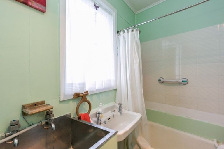 Photo of property in 17 Chaucer Road, Hospital Hill, Napier, 4110