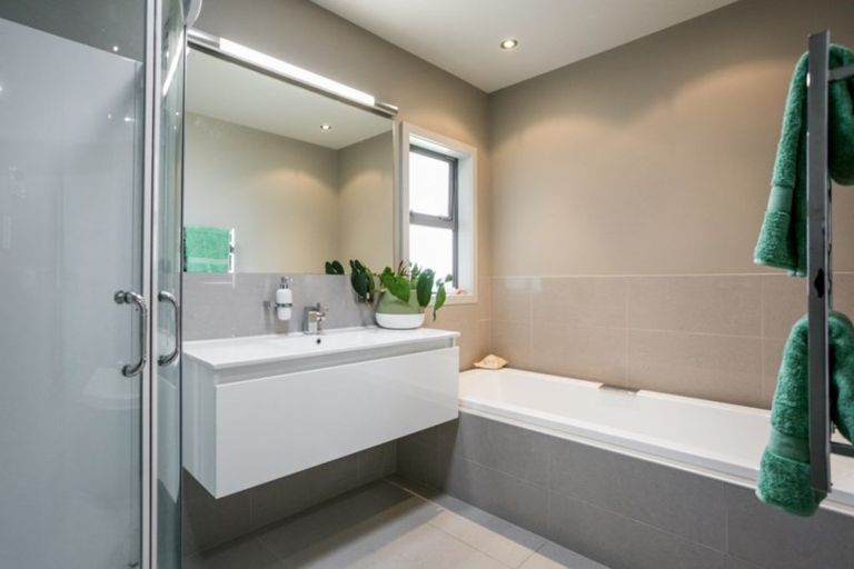 Photo of property in 18 Oak Place, Poraiti, Napier, 4112