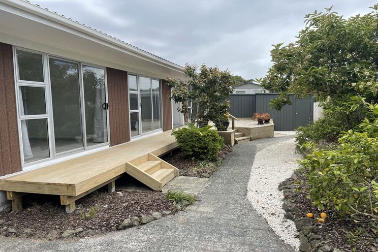 Photo of property in 24 Walton Street, Red Beach, 0932