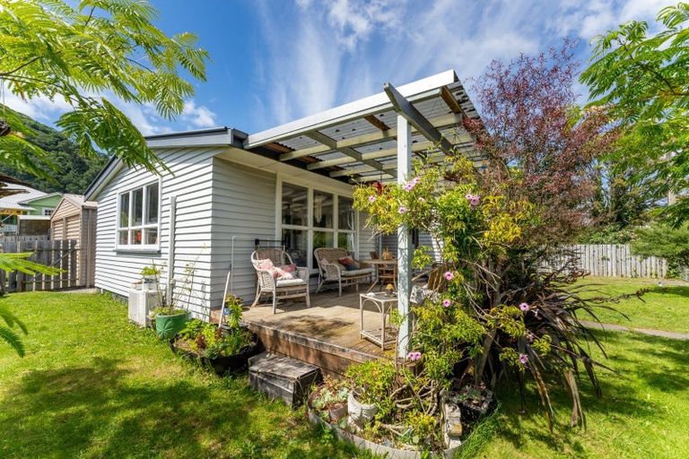 Photo of property in 16 Wairau Road, Picton, 7220