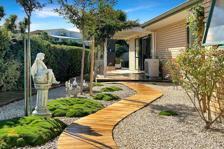 Photo of property in 15 Ina Ville Drive, Pukekohe, 2120