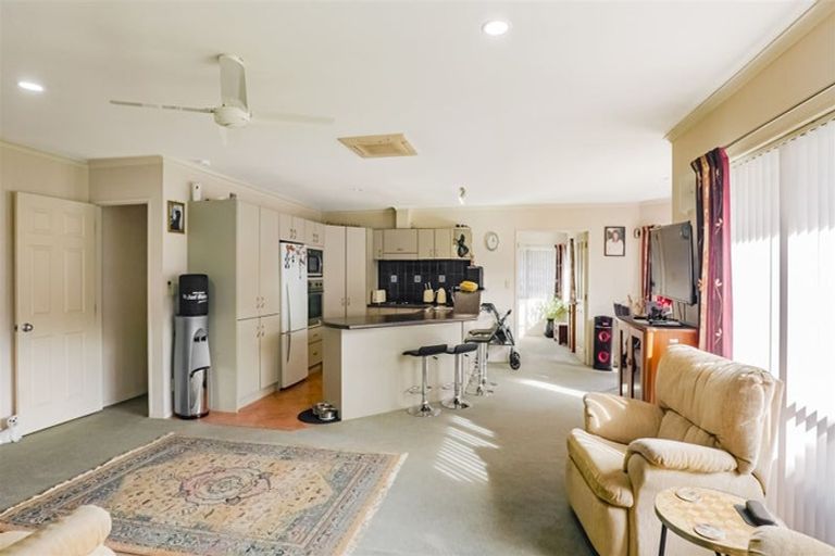 Photo of property in 278 Boord Crescent, Kumeu, 0891