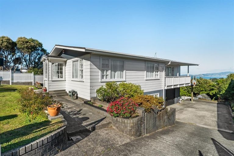 Photo of property in 24 Cypress Drive, Maungaraki, Lower Hutt, 5010