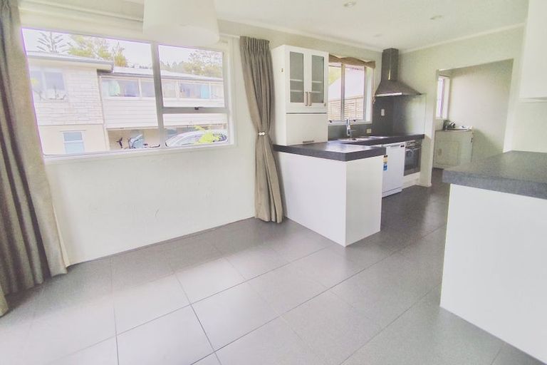 Photo of property in 29 Staincross Street, Green Bay, Auckland, 0604