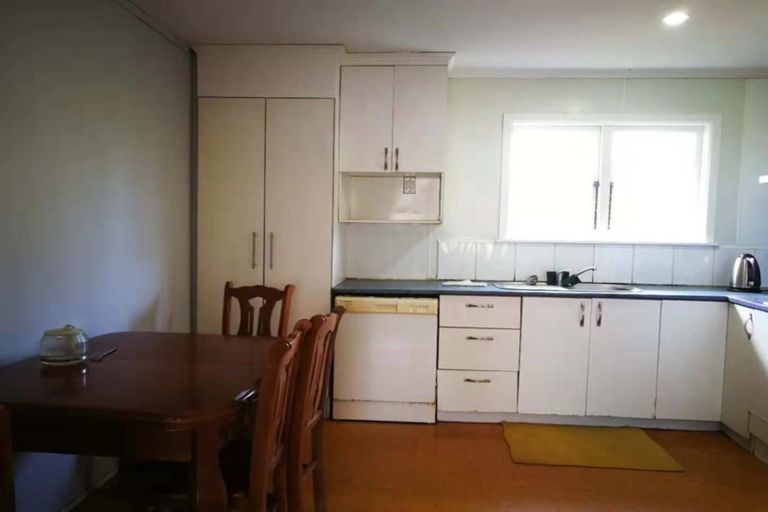 Photo of property in 16 Larnoch Road, Henderson, Auckland, 0610