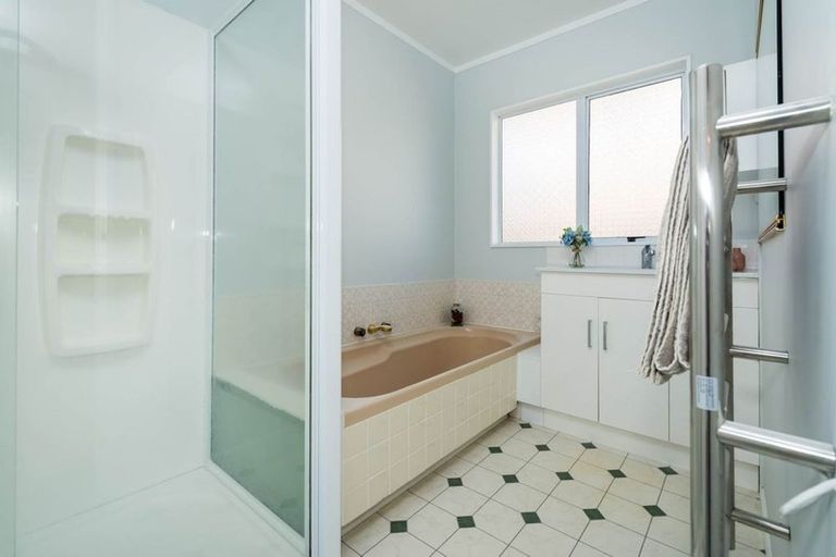 Photo of property in 1/71 Browns Bay Road, Browns Bay, Auckland, 0630