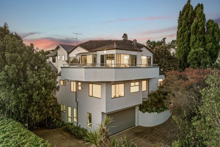 Photo of property in 2/24 Carlisle Road, Browns Bay, Auckland, 0630