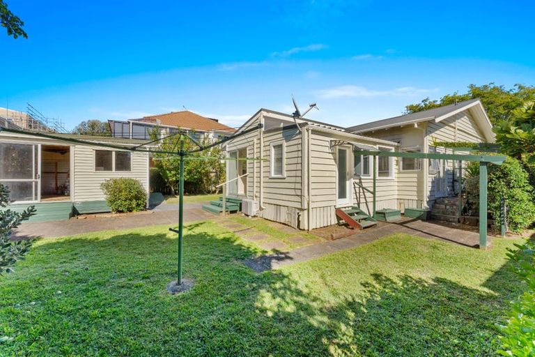 Photo of property in 3 Frieston Road, Milford, Auckland, 0620