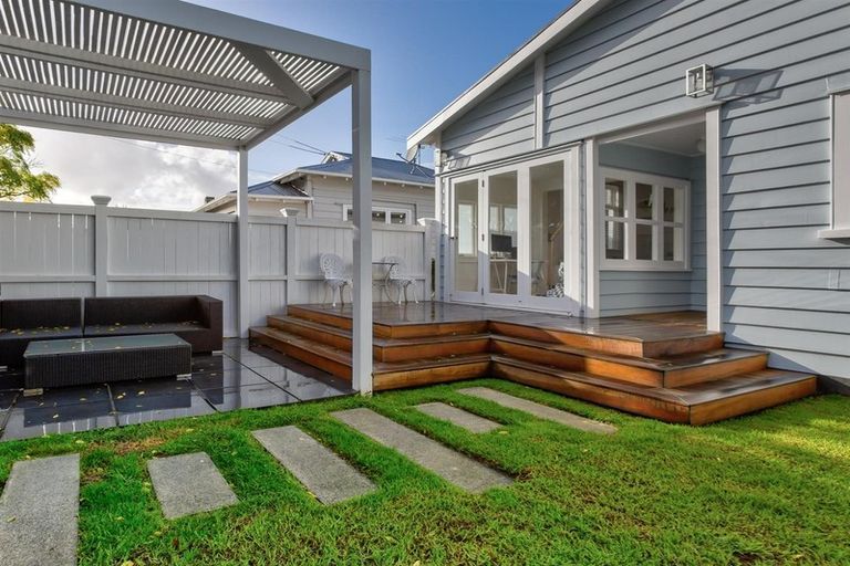 Photo of property in 16 Formby Avenue, Point Chevalier, Auckland, 1022