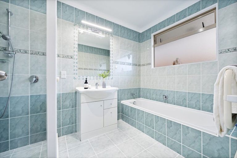 Photo of property in 38 Semillon Avenue, Henderson, Auckland, 0612