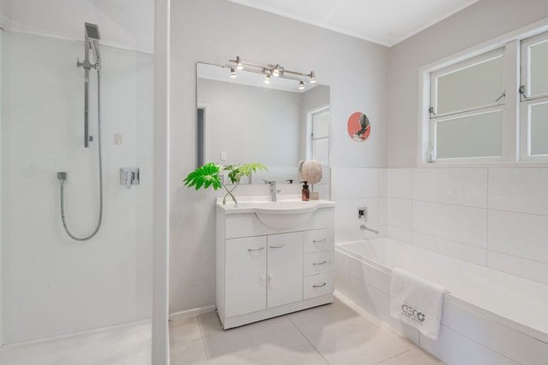 Photo of property in 1/52 Sunnynook Road, Sunnynook, Auckland, 0620