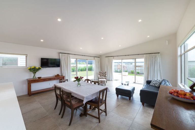 Photo of property in 12 Grand Oaks Drive, Awapuni, Palmerston North, 4412