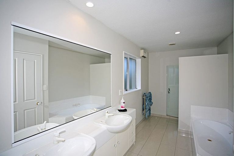 Photo of property in 2 Amesbury Mews, Avonhead, Christchurch, 8042