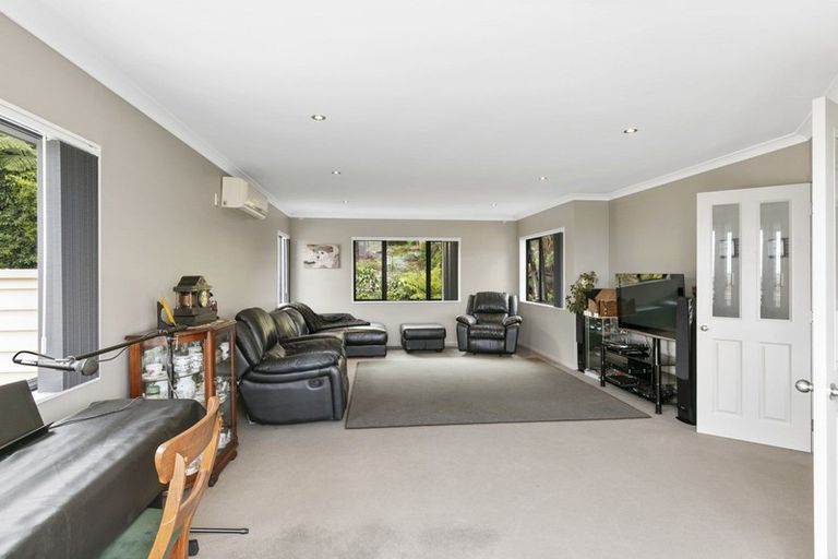 Photo of property in 14 Arahiwi Grove, Tirohanga, Lower Hutt, 5010