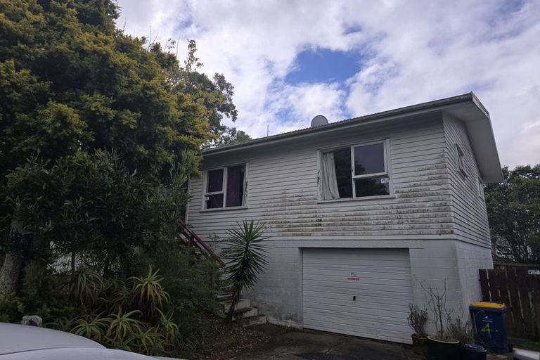 Photo of property in 4 Longbill Place, Glendene, Auckland, 0602