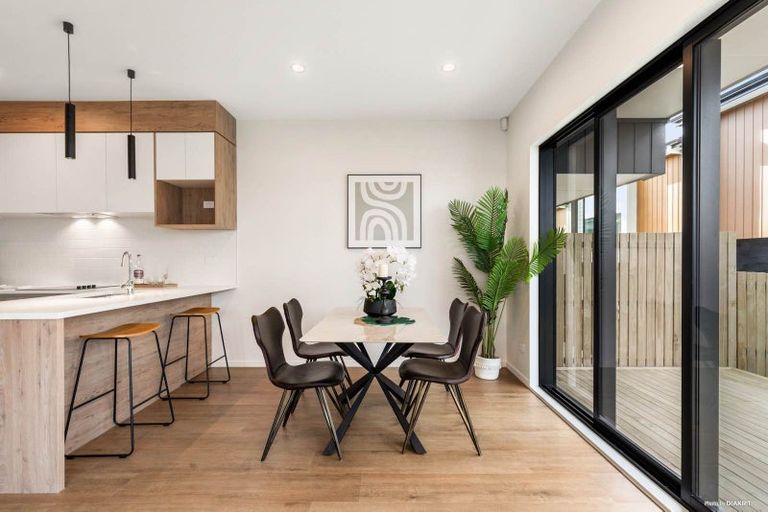 Photo of property in 2/145 Carlisle Road, Northcross, Auckland, 0632