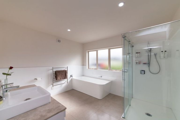 Photo of property in 12 Grand Oaks Drive, Awapuni, Palmerston North, 4412